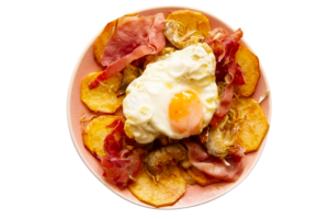 Zerbrochene eier mit Serrano-Schinken