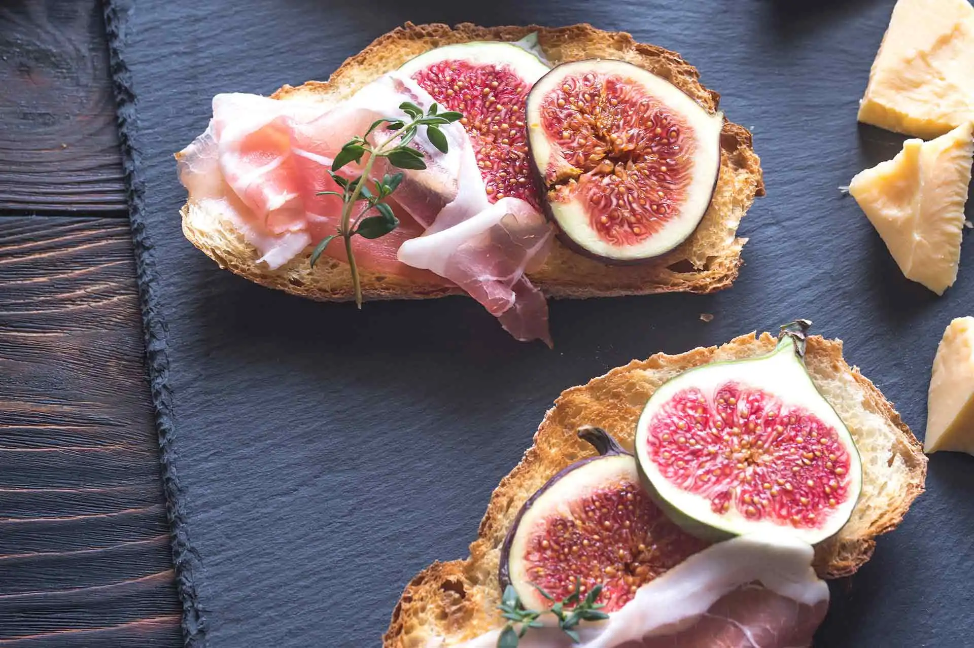 Crostini mit Bellota-Schinken und Feigen