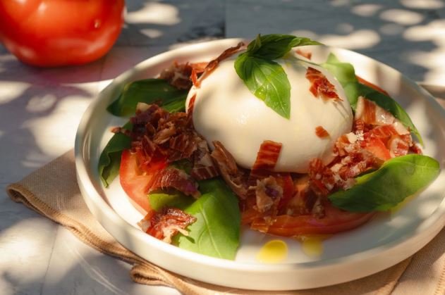 Salat mit Bellota-Schinken und Burrata